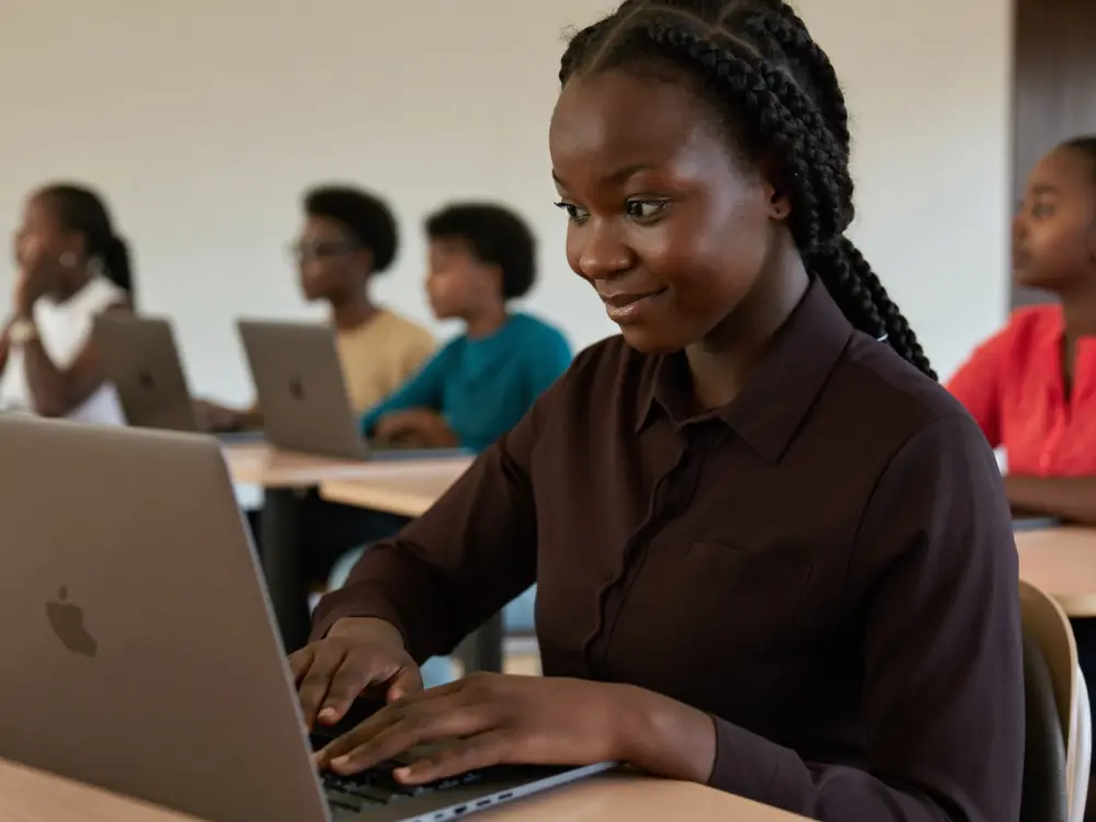Apprenante suivant une formation informatique sur ordinateur portable
